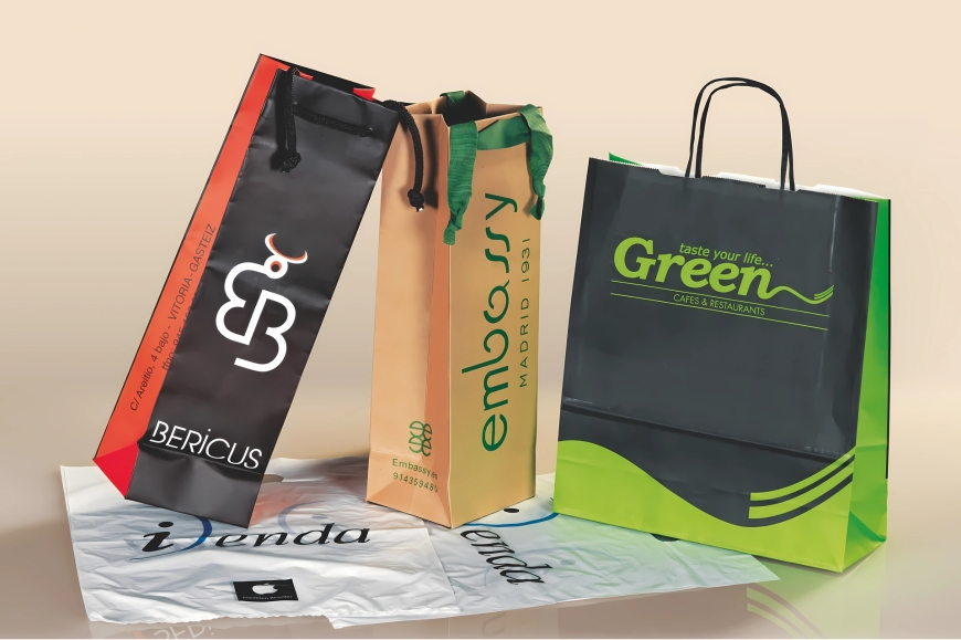 bolsas papel plastico personalizadas proyem vitoria gasteiz - Proyem, empresa especializada en la fabricación y distribución de soluciones de embalaje técnico y protección industrial. Con sede en Vitoria-Gasteiz, Proyem ofrece productos como espumas, films, cajas, cintas adhesivas y materiales de sujeción para múltiples sectores logísticos e industriales. Bolsas de papel y plástico P.E. con diseños personalizados para comercio y hostelería, distribuidas por Proyem en el País Vasco