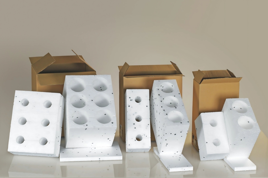 cajas carton interior porexpan proteccion botellas proyem vitoria gasteiz - Proyem, empresa especializada en la fabricación y distribución de soluciones de embalaje técnico y protección industrial. Con sede en Vitoria-Gasteiz, Proyem ofrece productos como espumas, films, cajas, cintas adhesivas y materiales de sujeción para múltiples sectores logísticos e industriales. Cajas de cartón con interiores de porexpan para protección y transporte seguro de botellas, distribuidas por Proyem en el País Vasco