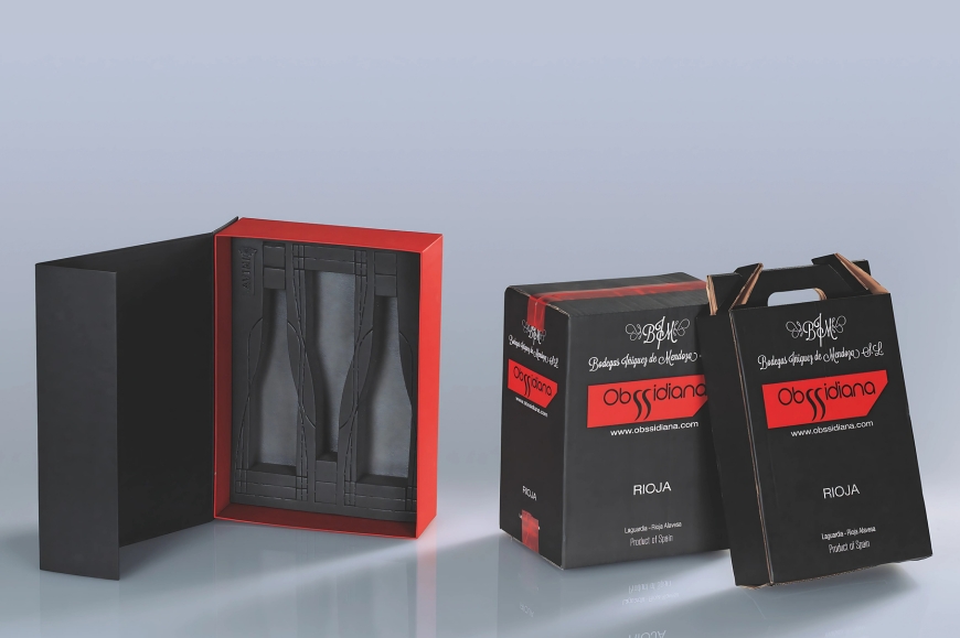 cajas estuches carton personalizados botellas vino proyem vitoria gasteiz - Proyem, empresa especializada en la fabricación y distribución de soluciones de embalaje técnico y protección industrial. Con sede en Vitoria-Gasteiz, Proyem ofrece productos como espumas, films, cajas, cintas adhesivas y materiales de sujeción para múltiples sectores logísticos e industriales. Cajas y estuches de cartón personalizadas para botellas de vino con interiores protectores, distribuidas por Proyem en el País Vasco