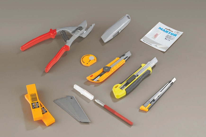 cutters cuchillas seguridad corte materiales embalaje proyem vitoria gasteiz - Proyem, empresa especializada en la fabricación y distribución de soluciones de embalaje técnico y protección industrial. Con sede en Vitoria-Gasteiz, Proyem ofrece productos como espumas, films, cajas, cintas adhesivas y materiales de sujeción para múltiples sectores logísticos e industriales. Cutters, cuchillas de seguridad, bisturís y herramientas de corte para embalaje, distribuidos por Proyem en el País Vasco