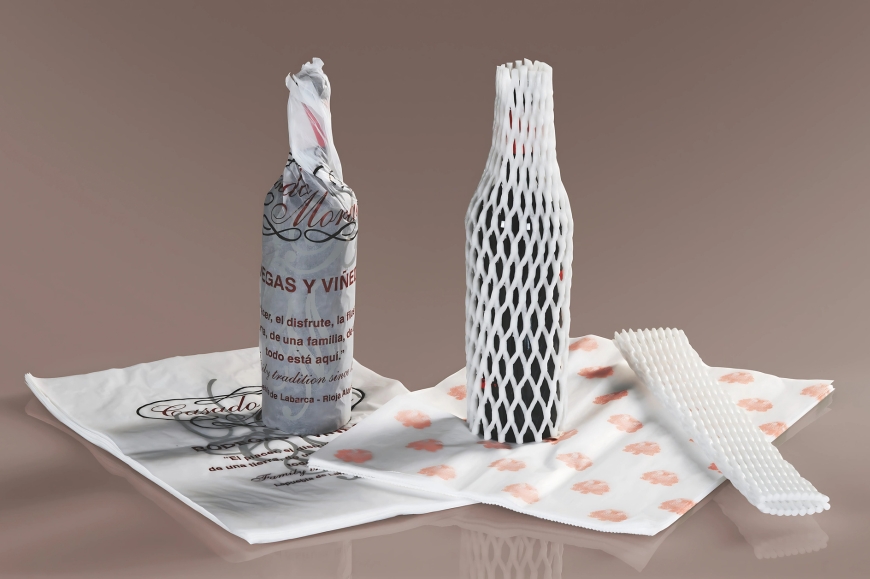 papel seda mallas proteccion botellas proyem vitoria gasteiz - Proyem, empresa especializada en la fabricación y distribución de soluciones de embalaje técnico y protección industrial. Con sede en Vitoria-Gasteiz, Proyem ofrece productos como espumas, films, cajas, cintas adhesivas y materiales de sujeción para múltiples sectores logísticos e industriales. Botellas envueltas con papel seda personalizado y mallas de espuma para protección durante el embalaje, distribuidas por Proyem en el País Vasco