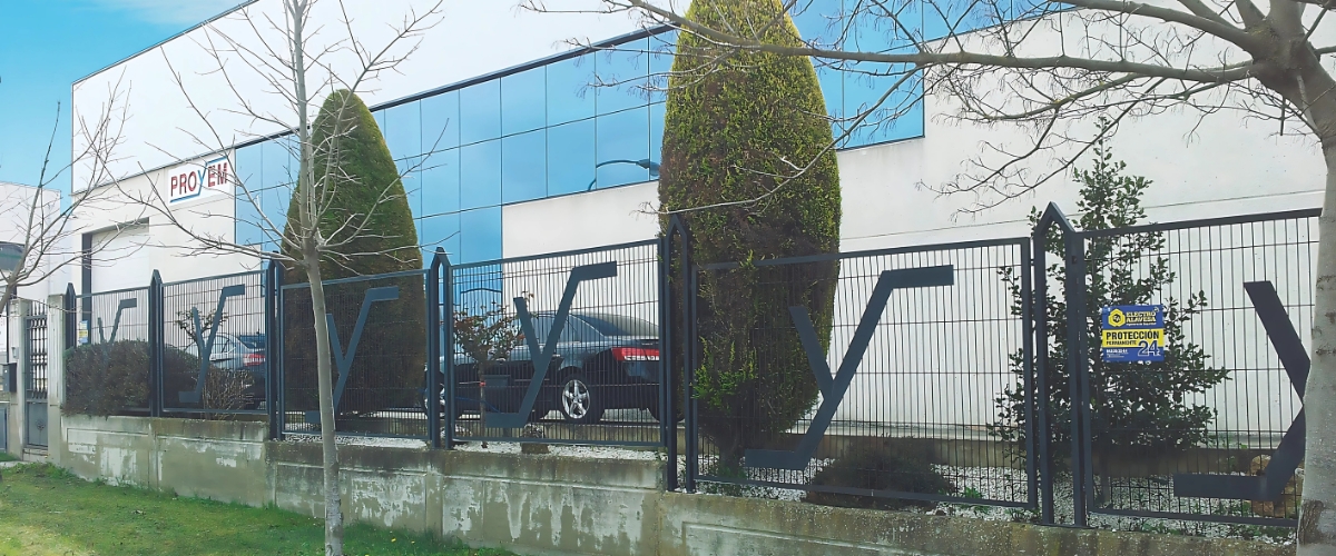 proyem sede vitoria gasteiz - Proyem, empresa especializada en la fabricación y distribución de soluciones de embalaje técnico y protección industrial. Con sede en Vitoria-Gasteiz, Proyem ofrece productos como espumas, films, cajas, cintas adhesivas y materiales de sujeción para múltiples sectores logísticos e industriales. Fachada de la empresa Proyem en Vitoria-Gasteiz (País Vasco), especializada en soluciones de embalaje industrial